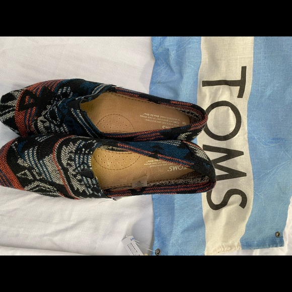 New Toms w/o tags Women’s Size 8.5. Fleece inside. - Picture 4 of 6